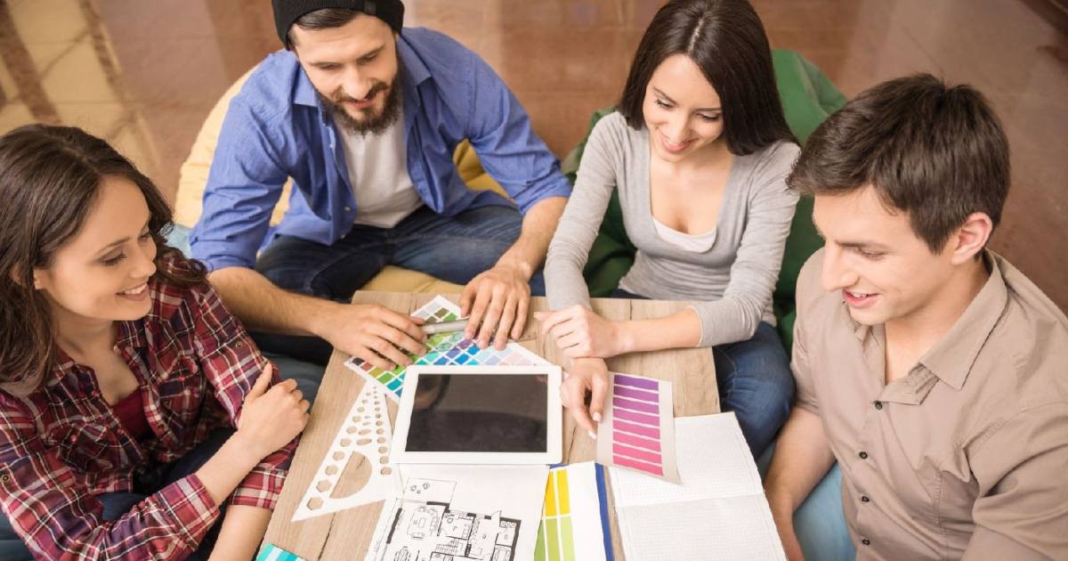 compartir-tus-ideas-de-diseno-con-un-arquitecto-personas-eligiendo-colores-mesa-tablet-papel