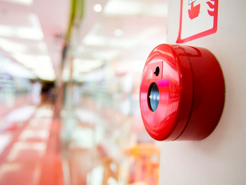 mantenimiento-sistema-contra-incendios-seguridad-alarma-señal-tienda