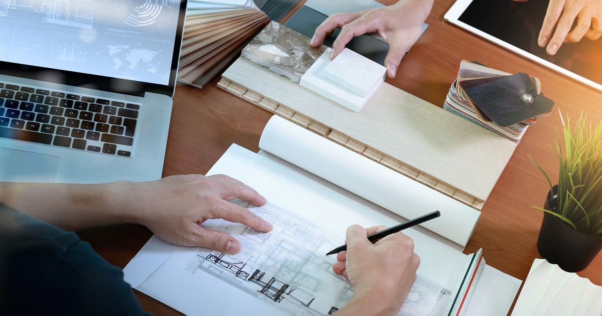 personas-escritorio-escribir-planos-laptop-cartas-arquitecto-puede-guiarte-construccion-casa