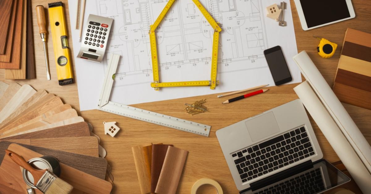 arquitecto-puede-guiarte-construccion-casa-mesa-laptop-metros-calculadora-telefono-tablet-trabajo-madera