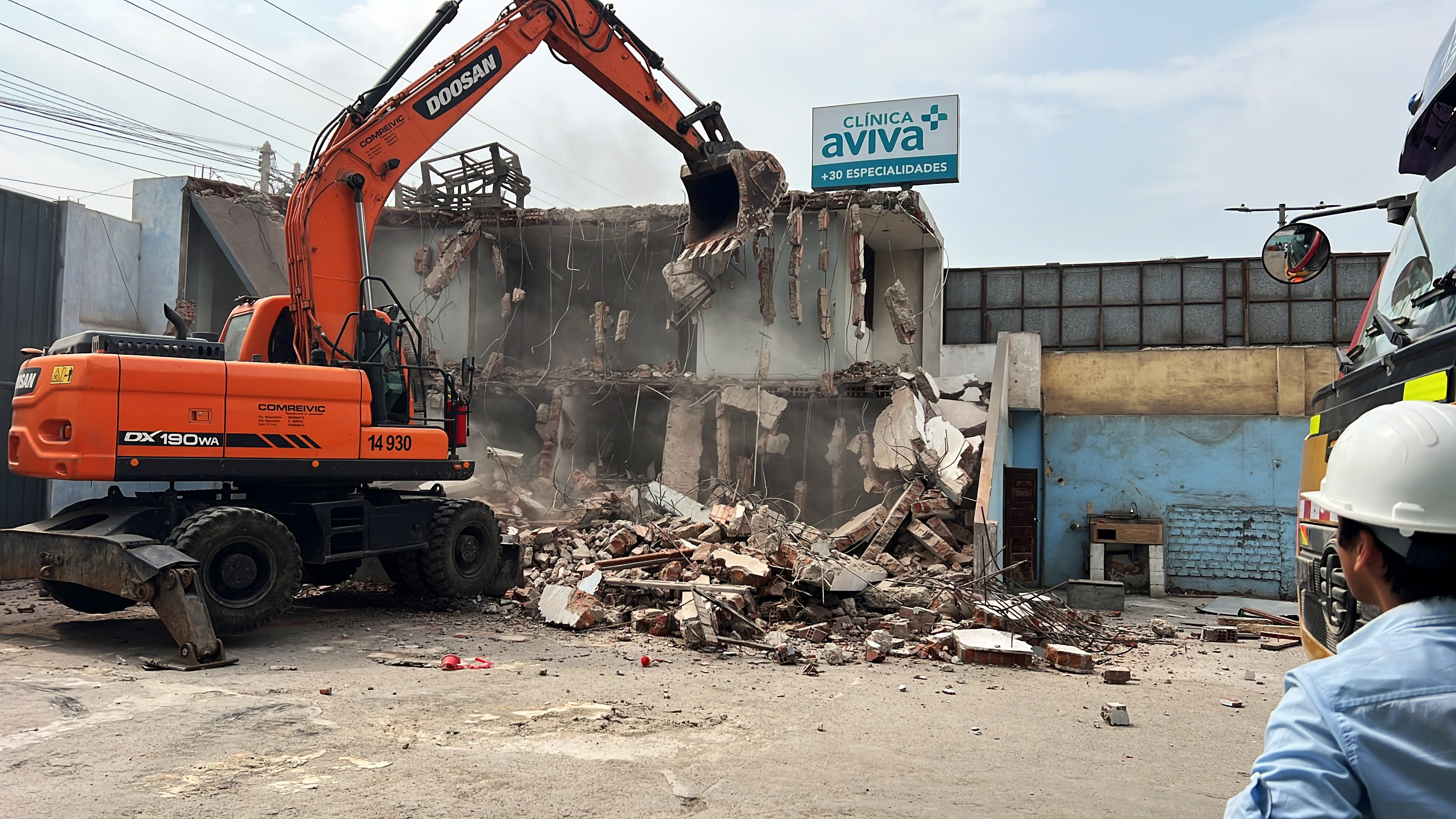 Proyecto Demolición y nivelación del terreno - Colegio Emblemático Adventista en Los Olivos